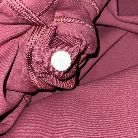 Lululemon Wunder Under Hi-Rise Crop Full-On Luxtreme 21" / So Merlot Sz 10 - Picture 9 of 10